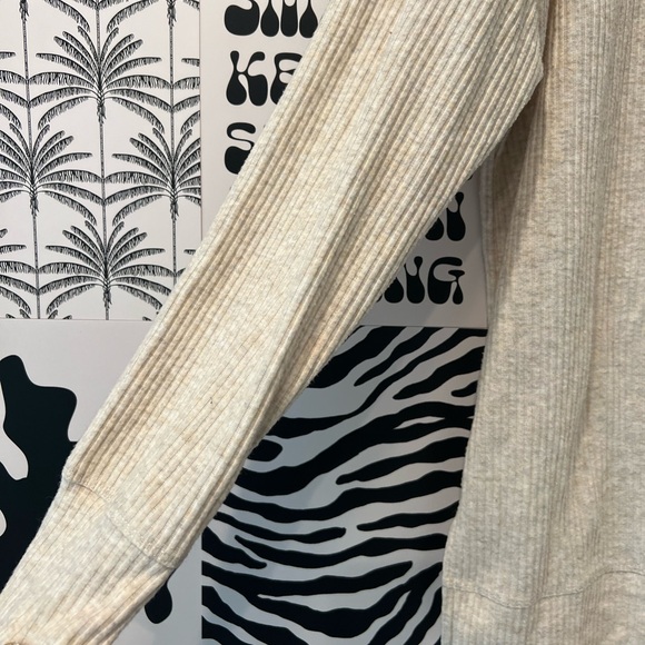 Freely V-Neck Ribbed Knit Top - Picture 4 of 4